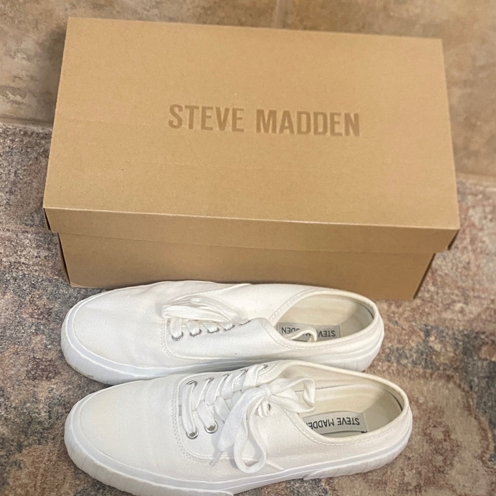 Steve Madden Classic White Lace-Up Shoes